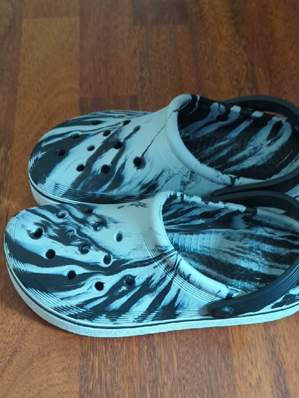 Black & White Marble Off Court Crocs Sz 7 Women's - Picture 3 of 6